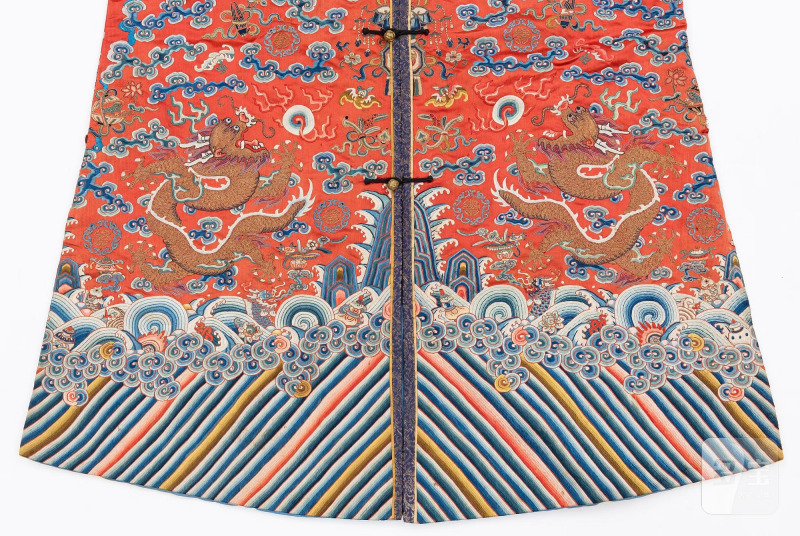 A Chinese embroidered silk robe, - 图4